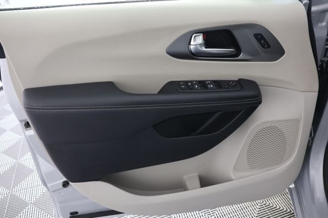 Used 2023 Silver Mist Clearcoat Chrysler Touring L image 26