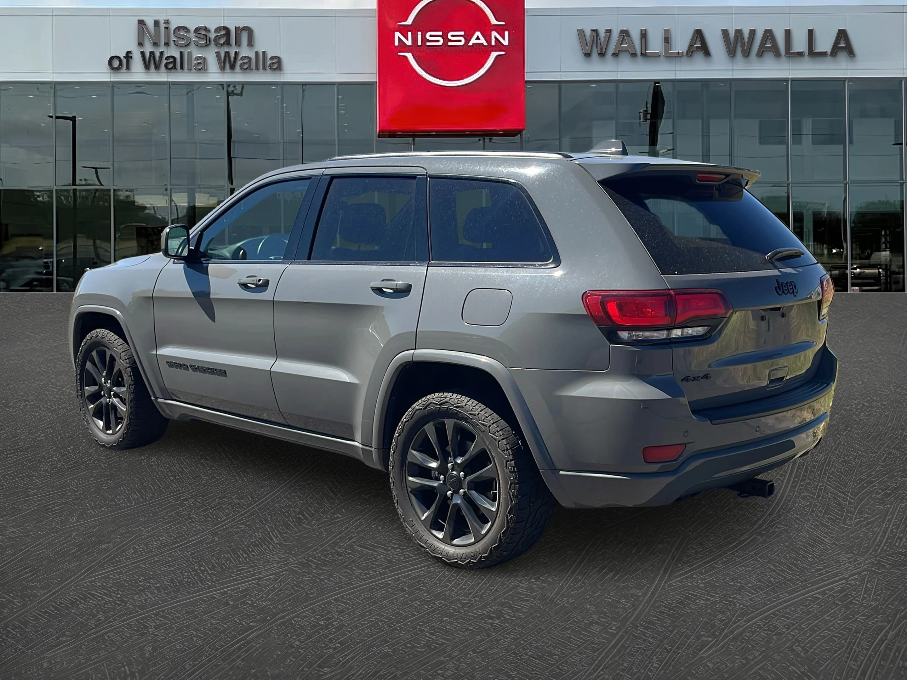 Used 2021 Gray Jeep Laredo X image 5