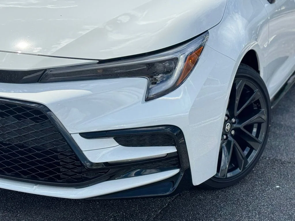 New 2027 Ice Cap Toyota Hybrid SE image 5