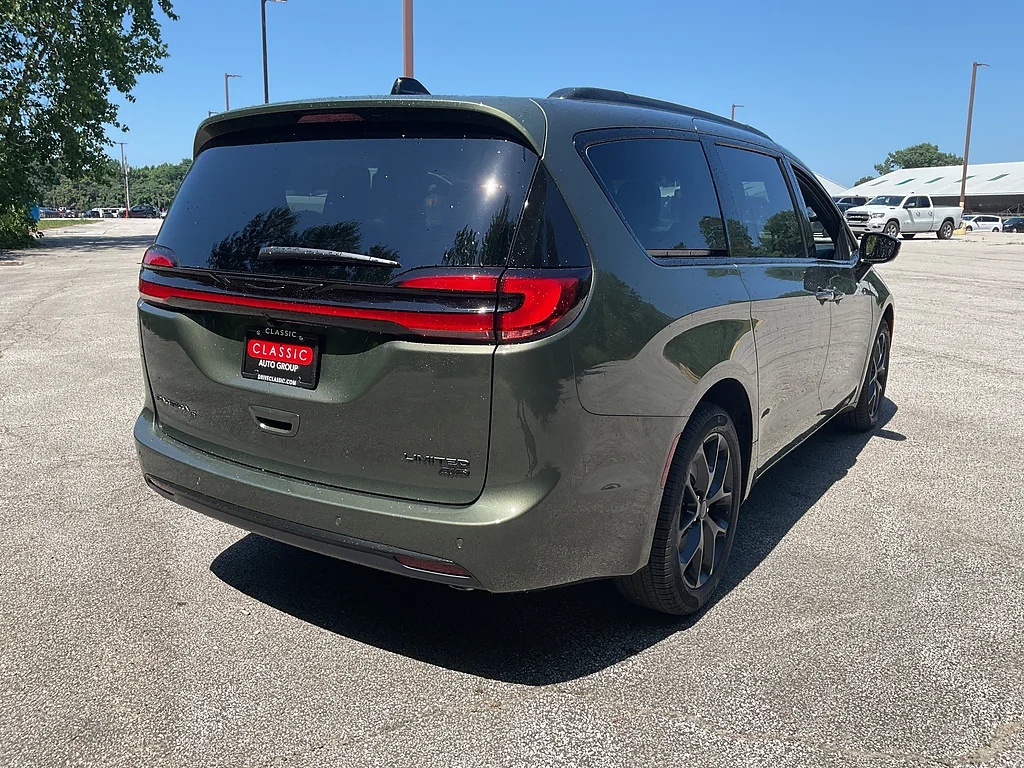 New 2027 Olive Green Pearl-Coat Exterior Paint Chrysler Limited image 5