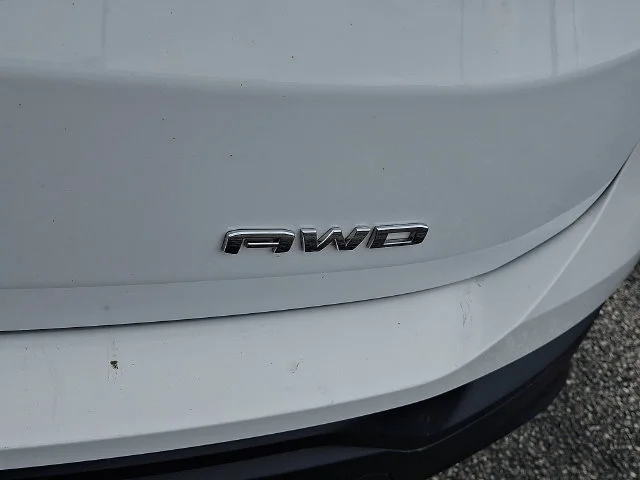 Used 2024 White GMC SLE image 31