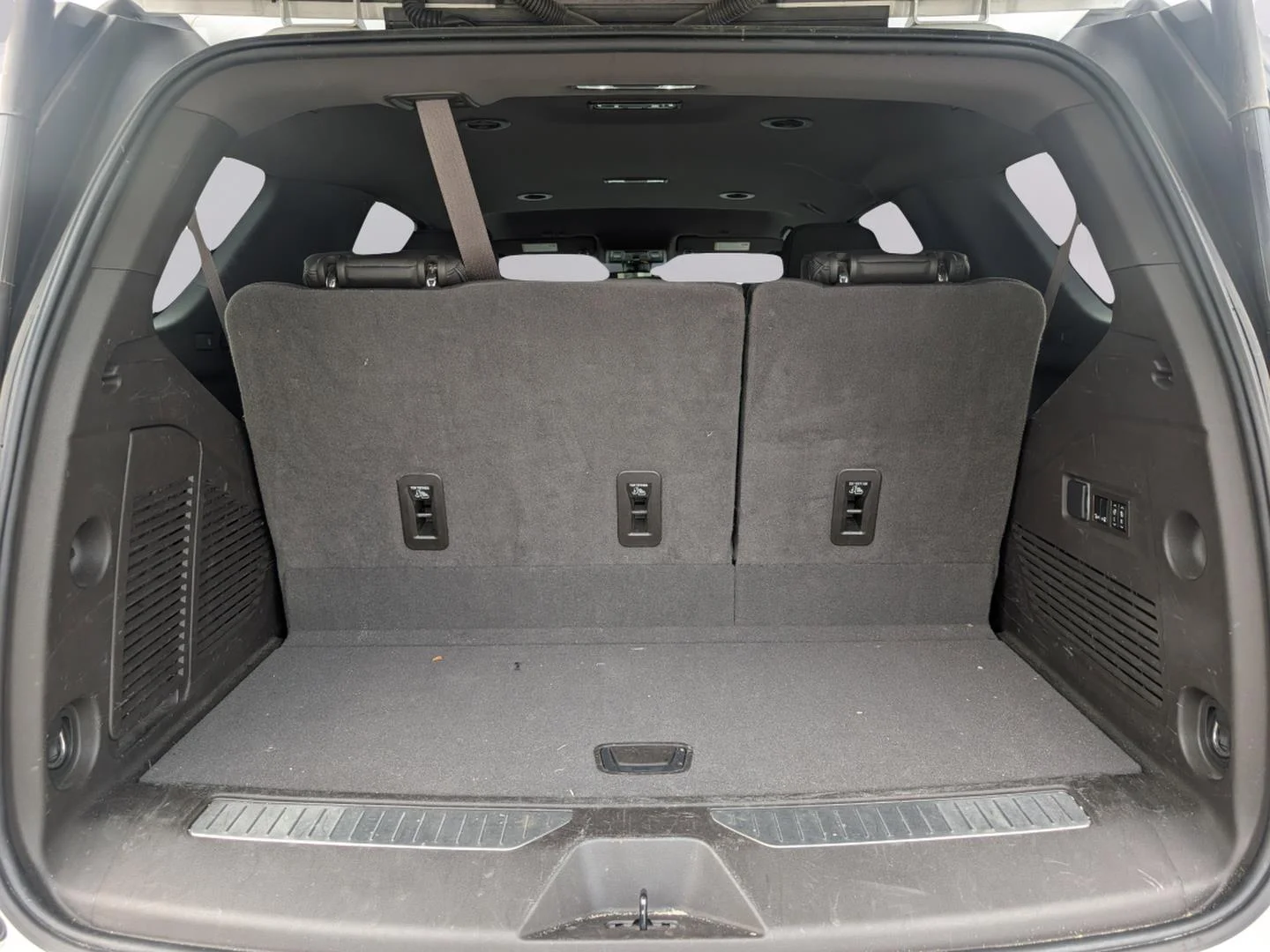Used 2022 White Frost Tricoat GMC Denali image 38