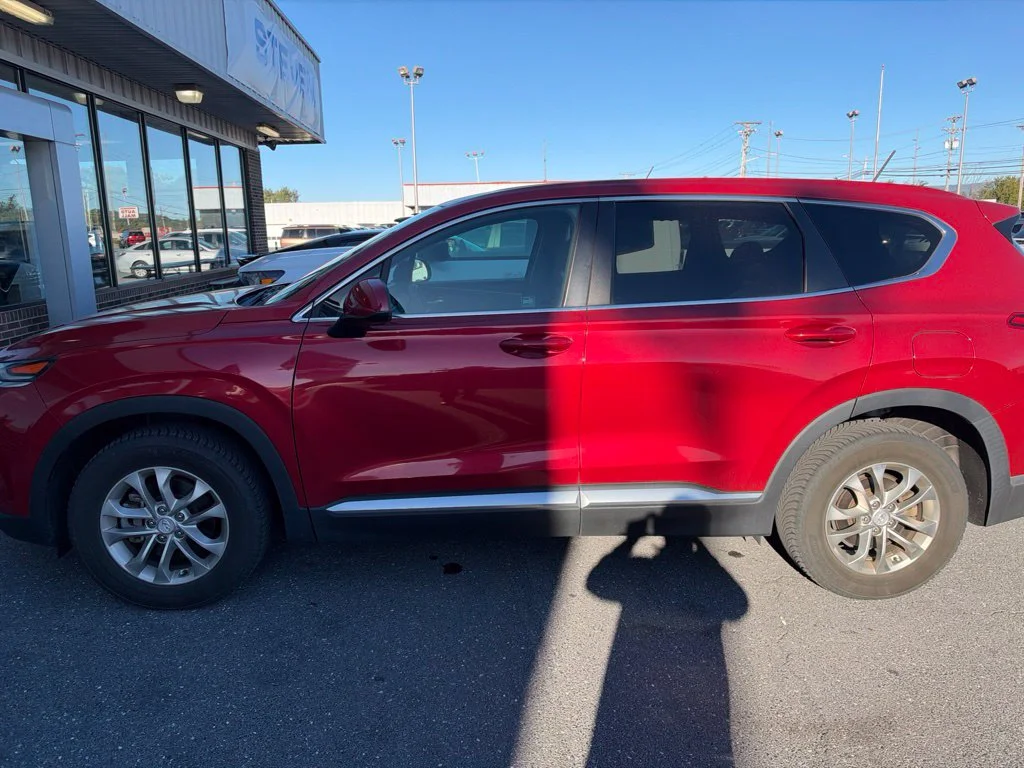Used 2020 Red Hyundai SE image 9