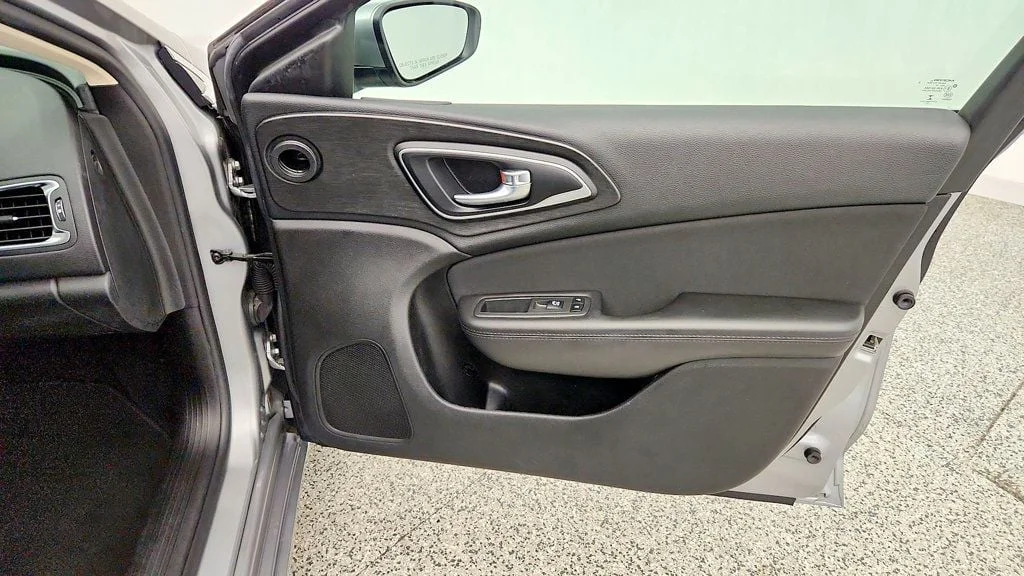 Used 2015 Billet Silver Metallic Clearcoat Chrysler 4dr Sedan Limited FWD image 27