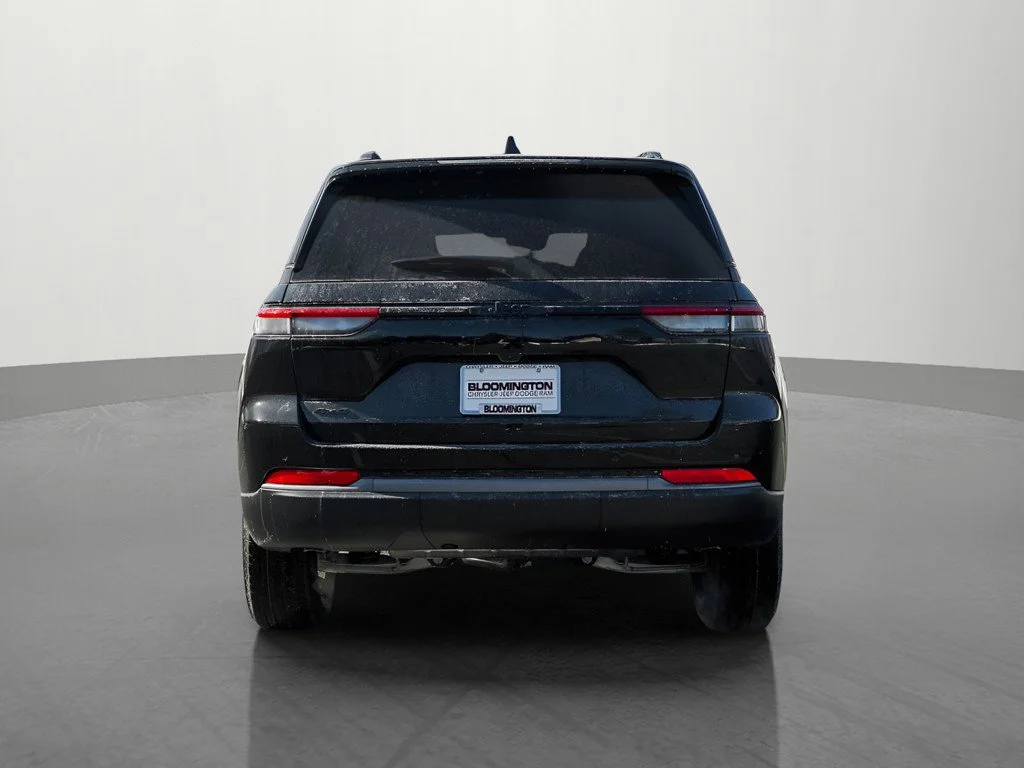 New 2026 Diamond Black Crystal Pearlcoat Jeep Altitude image 4
