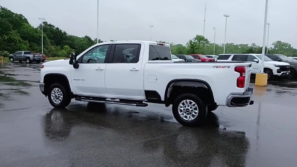 Used 2025 White Chevrolet LT image 6