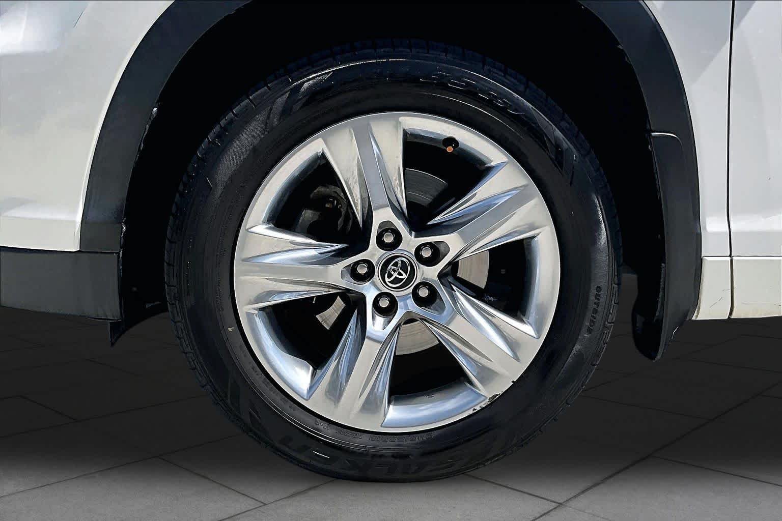 Used 2016 Blizzard Pearl Toyota Limited image 11