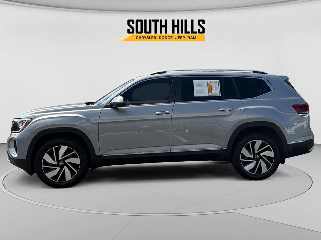Used 2025  Volkswagen 2.0T SEL image 2