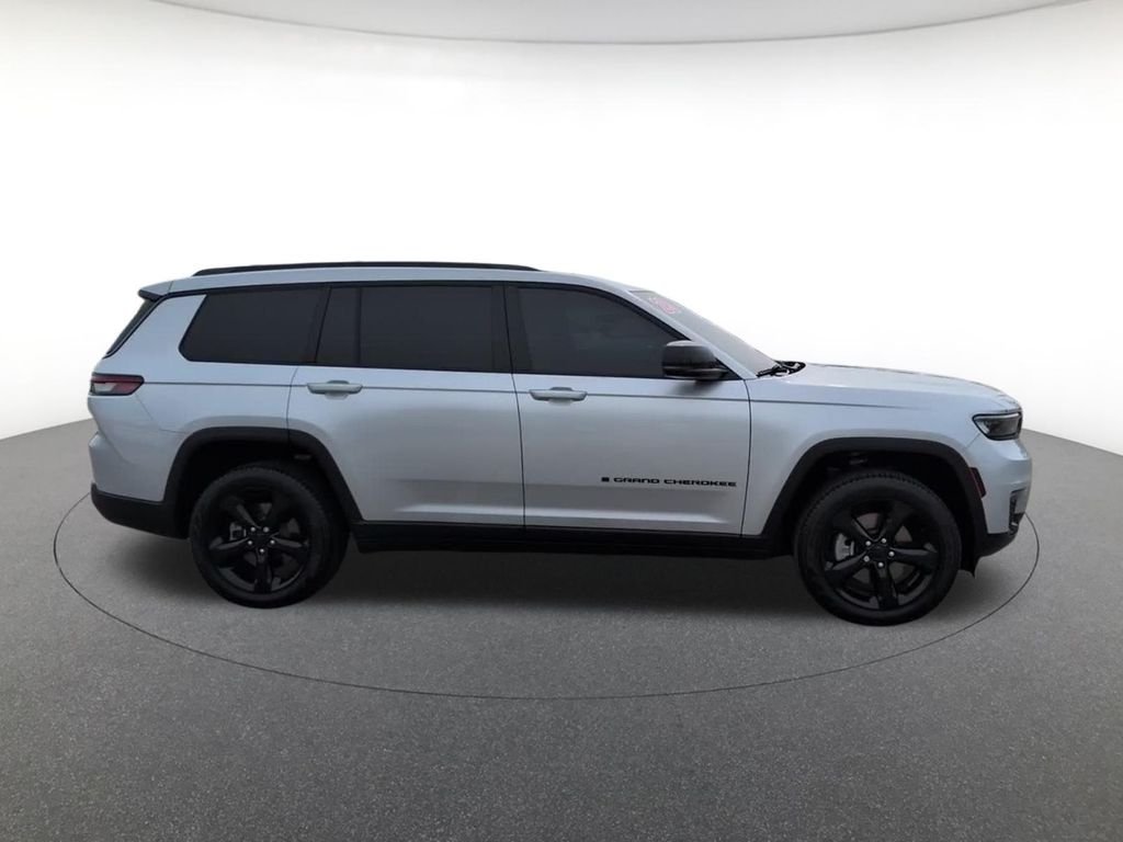 Used 2025 Silver Jeep Limited image 5