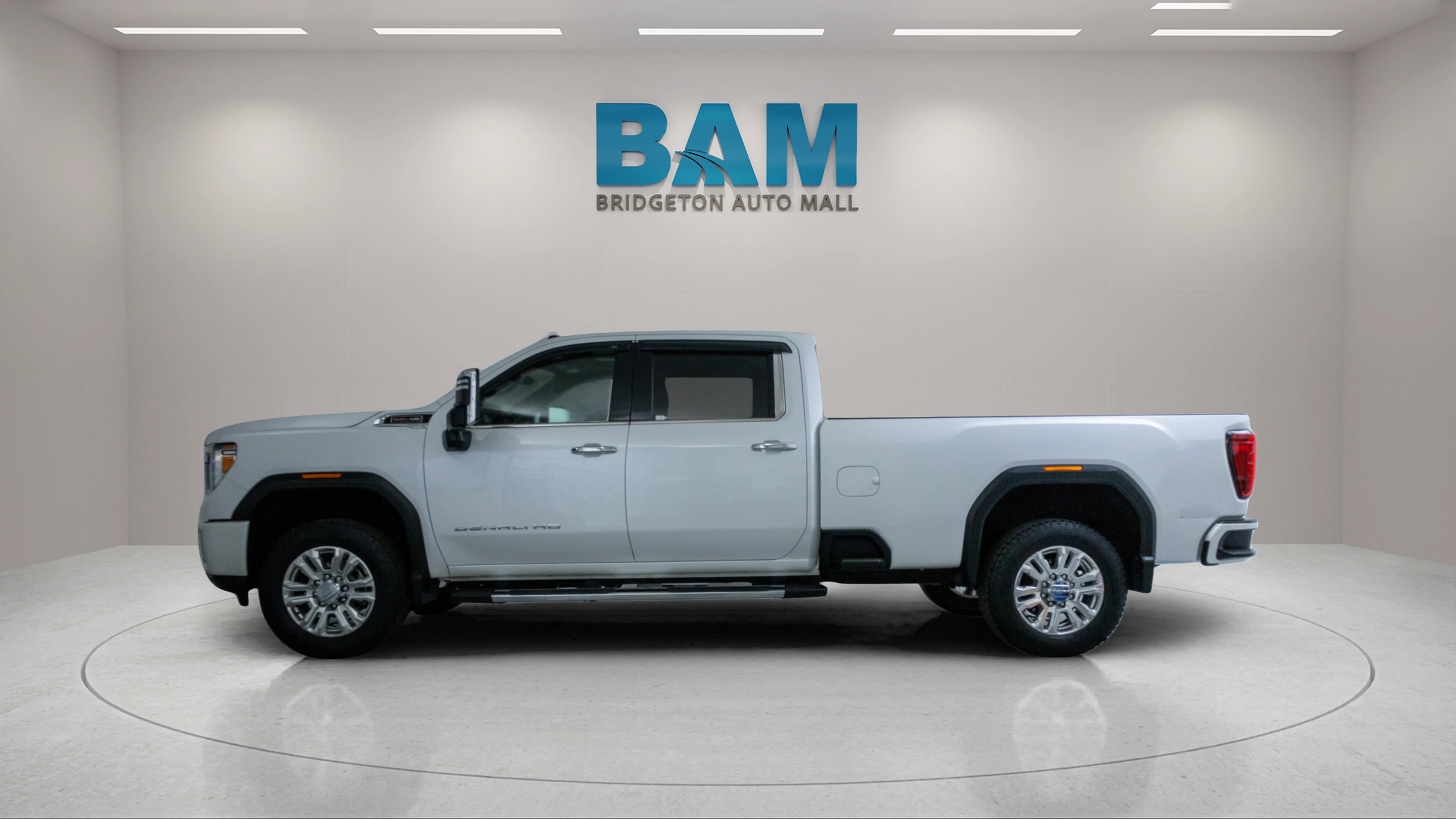 Used 2021 White Frost Tricoat GMC Denali image 4