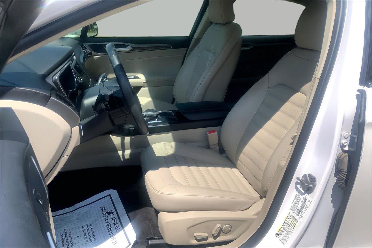 Used 2017 White Platinum Metallic Tri-Coat Ford SE image 8