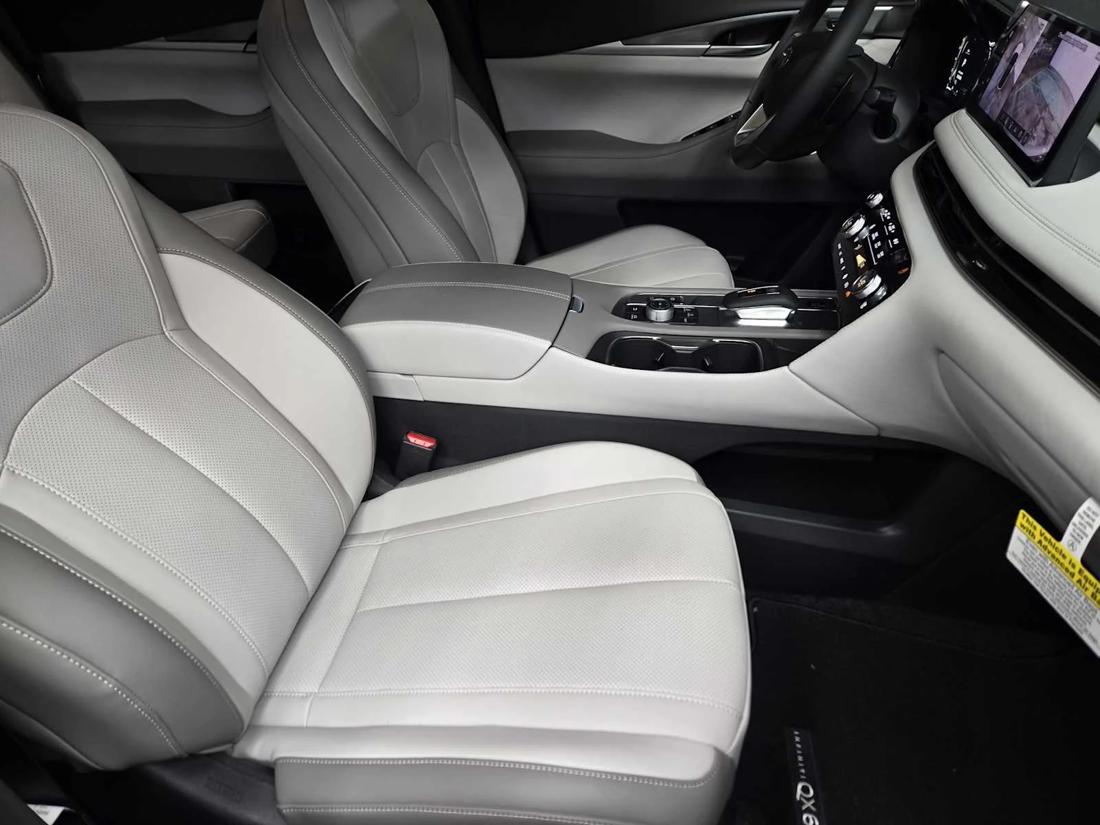 New 2027 GRAPHITE SHADOW INFINITI Luxe FWD image 7