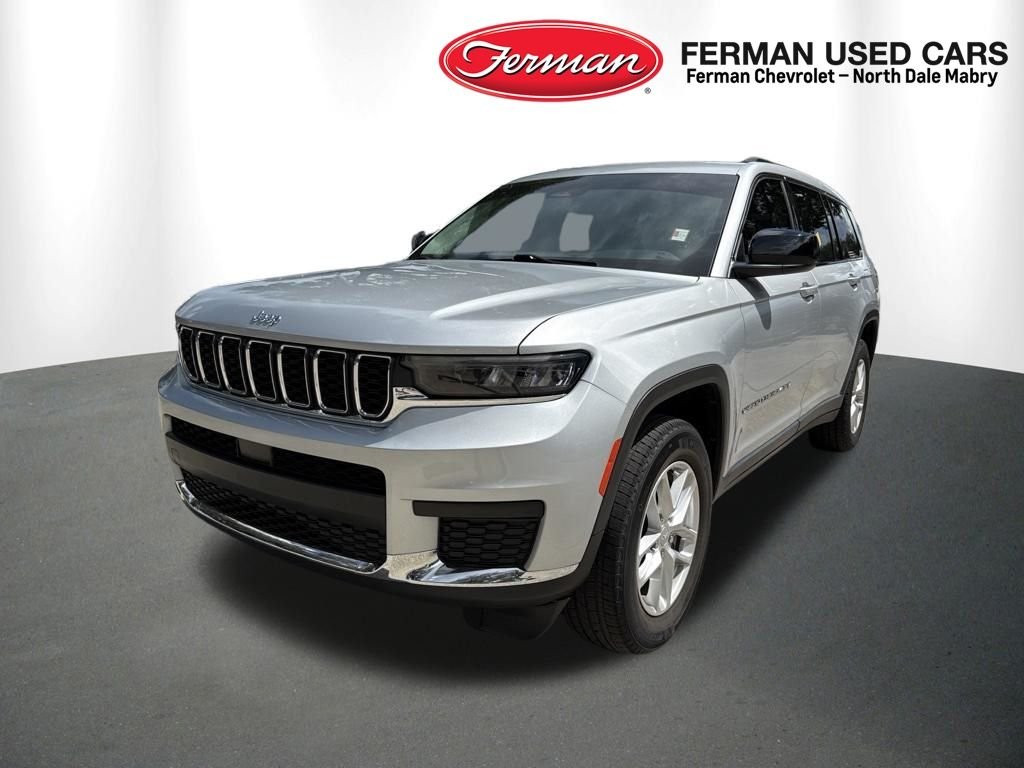 Used 2023 Silver Jeep Laredo image 5
