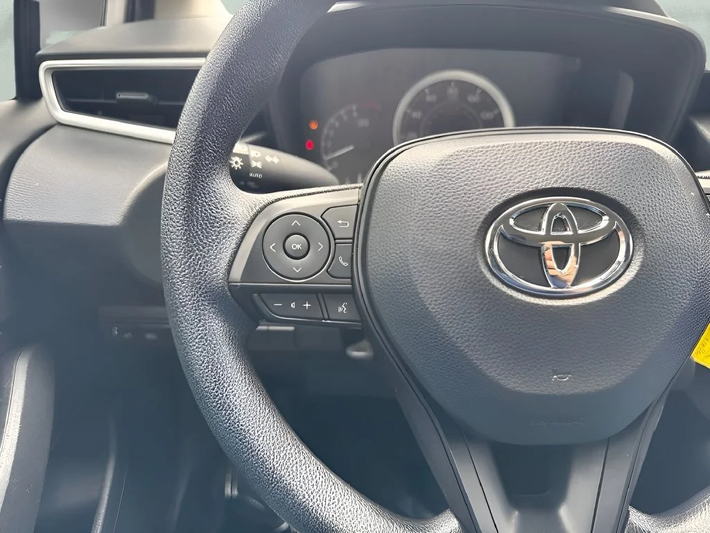 Used 2022 White Toyota LE image 14