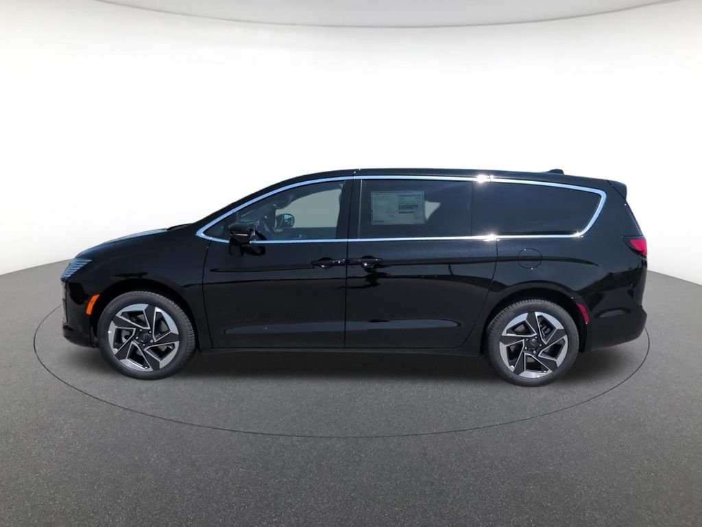 New 2027 Diamond Black Crystal Pearl-Coat Exterior Paint Chrysler Limited image 10