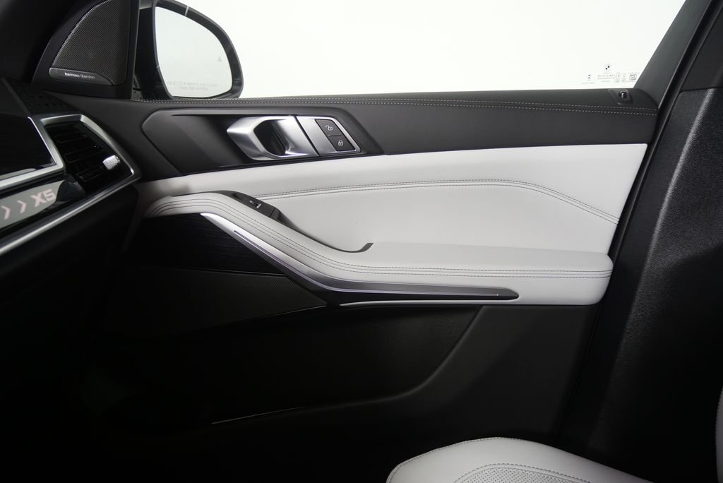 New 2026 Carbon Black Metallic BMW xDrive40i image 23