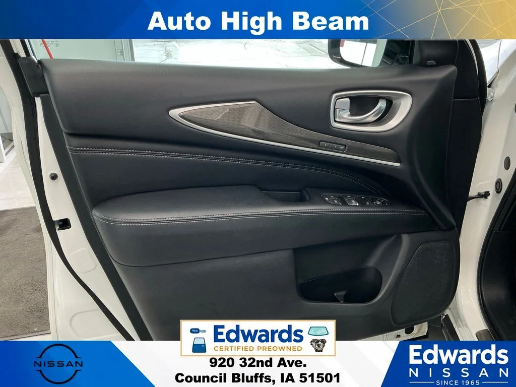 Used 2017 White INFINITI Base image 26