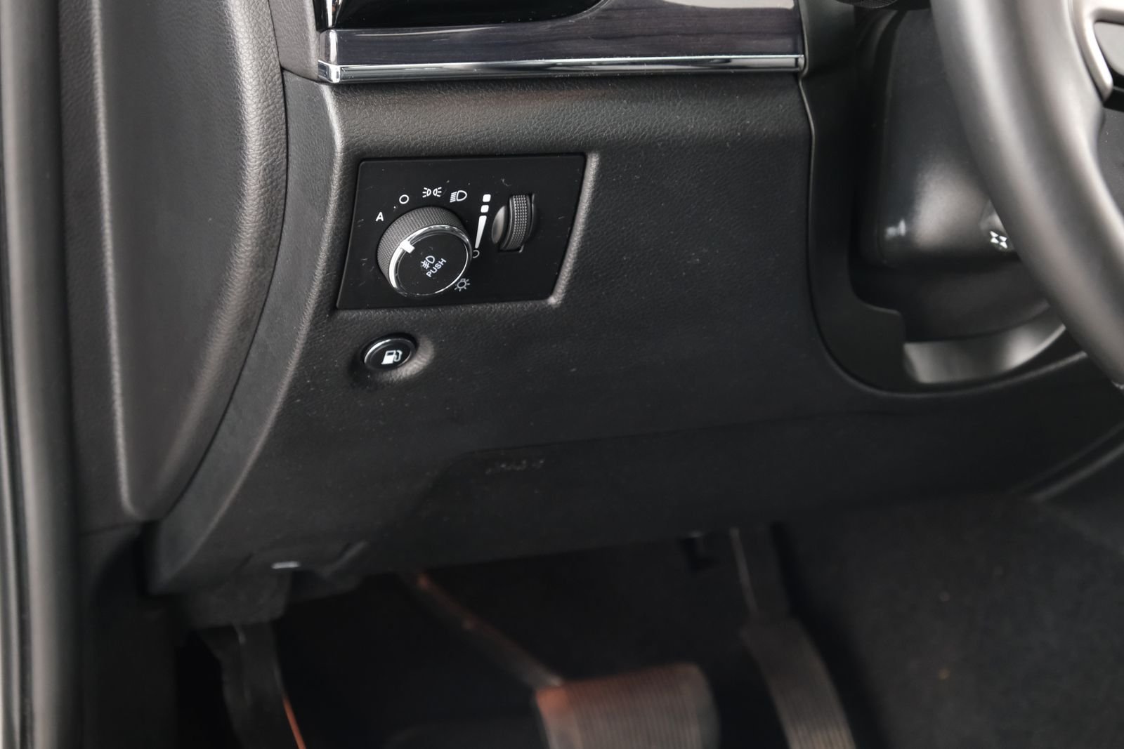 Used 2020 Billet Silver Metallic Clearcoat Jeep Overland image 28