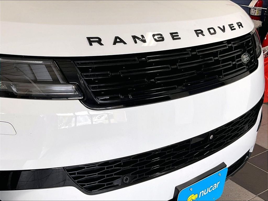 Used 2025 White Land Rover SE image 31