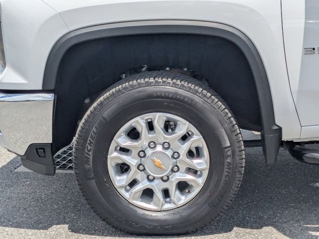 Used 2025 White Chevrolet LT image 9