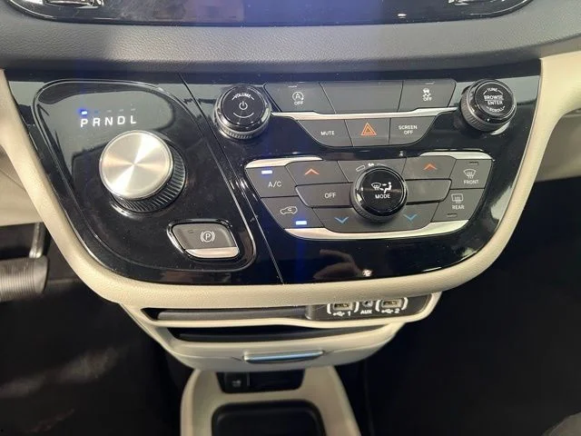 2022 Chrysler Voyager LX - Photo 27