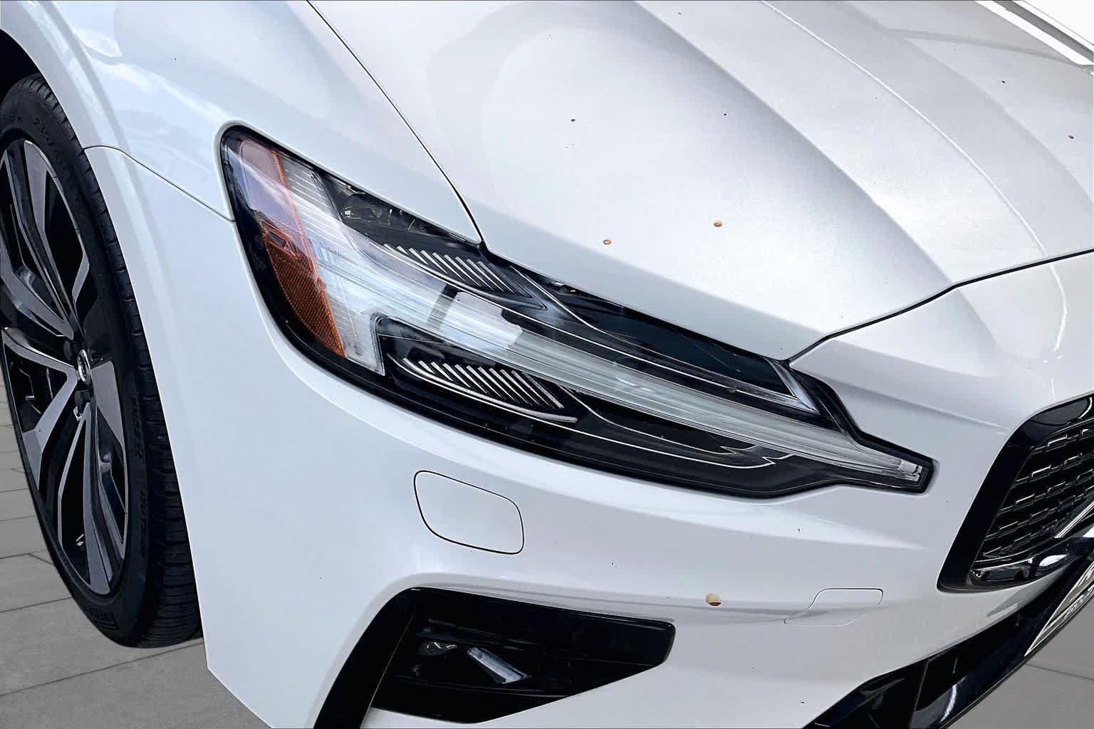 Used 2022 Crystal White Metallic Volvo Momentum image 28