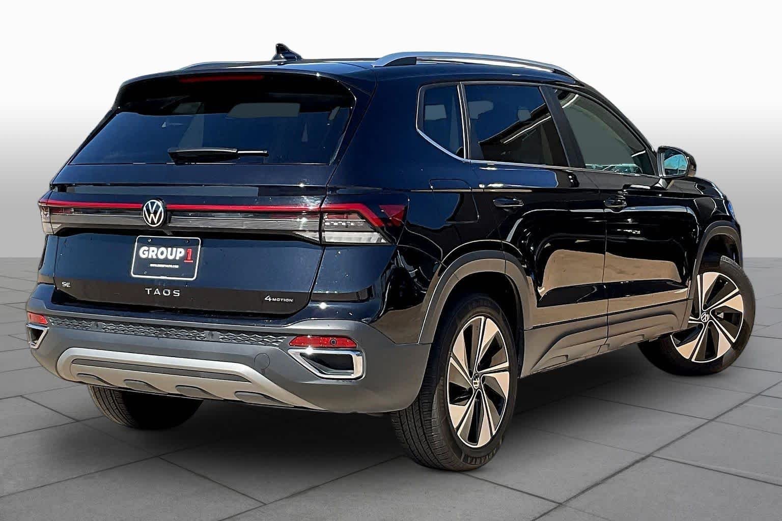 Used 2025 Deep Black Pearl Volkswagen SE image 14