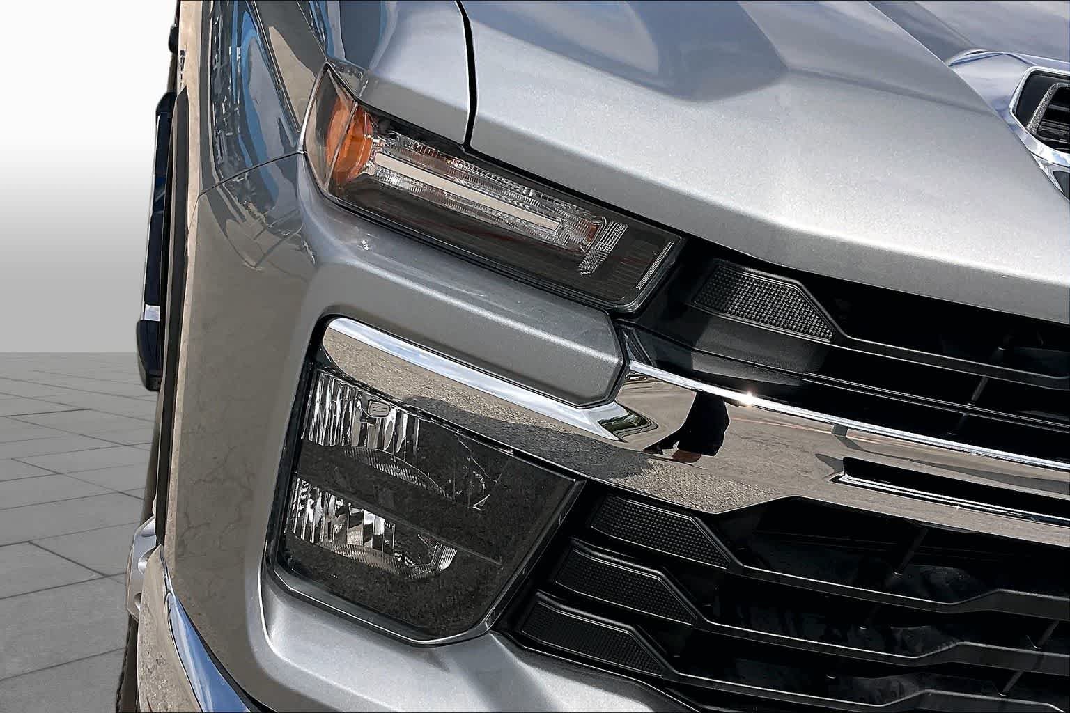 Used 2025 Sterling Gray Metallic Chevrolet LT image 27