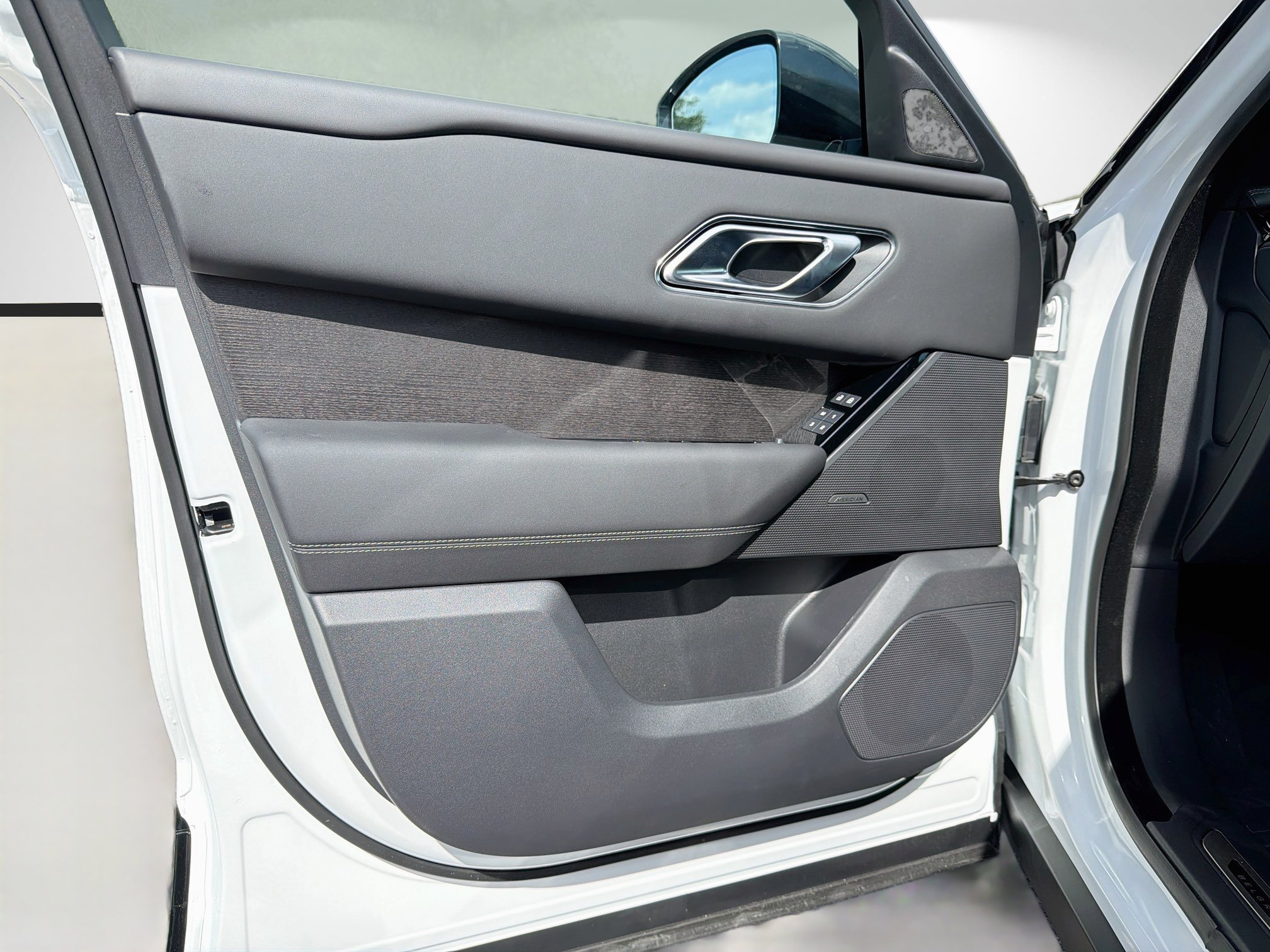 New 2026 Fuji White LAND ROVER  image 22