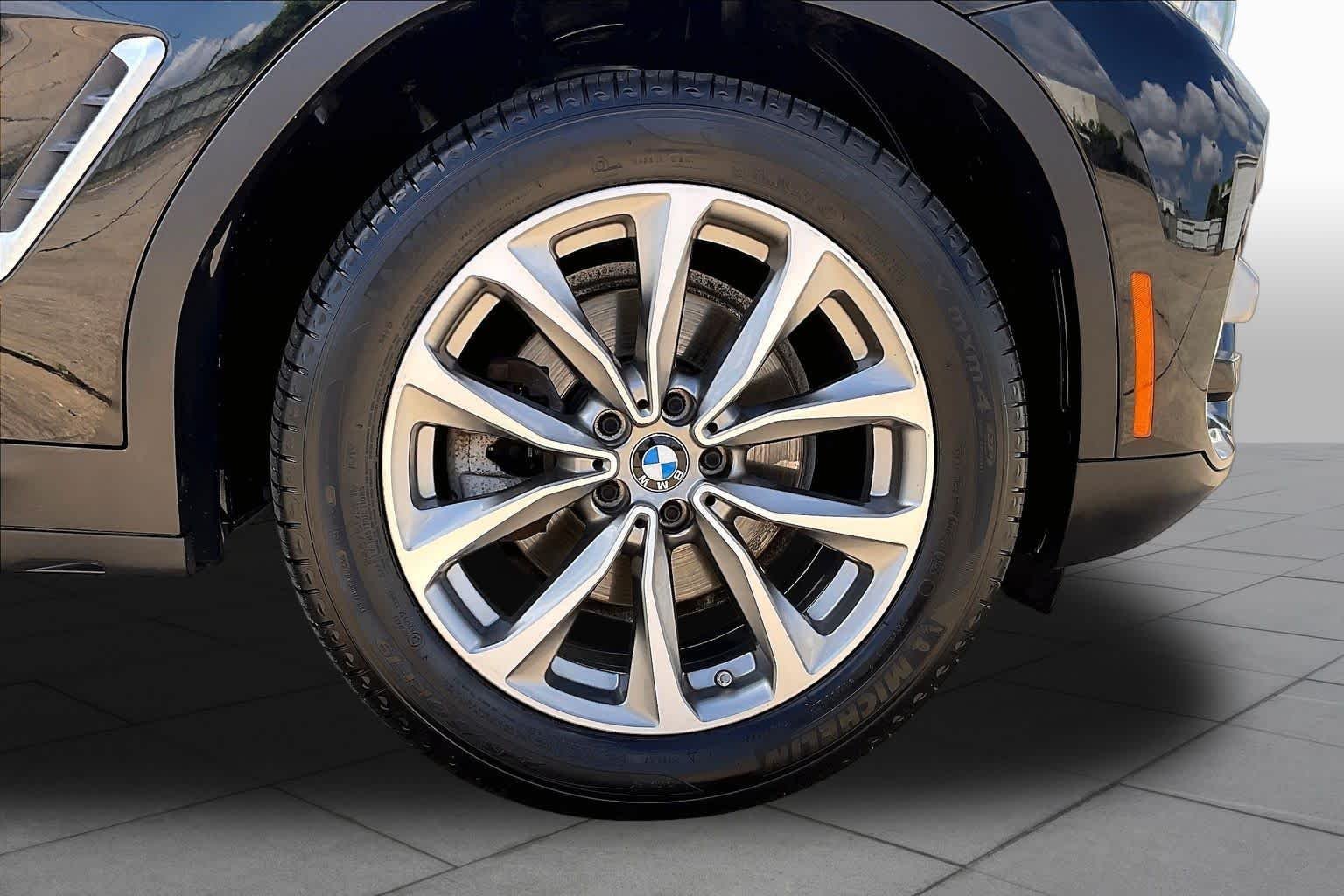 Used 2019 Jet Black BMW xDrive30i image 11