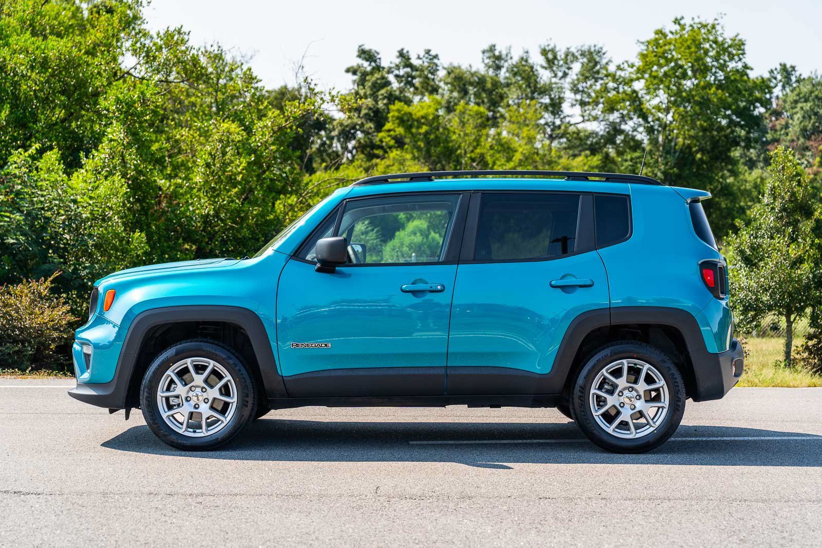 Used 2022 Teal Jeep Latitude image 3