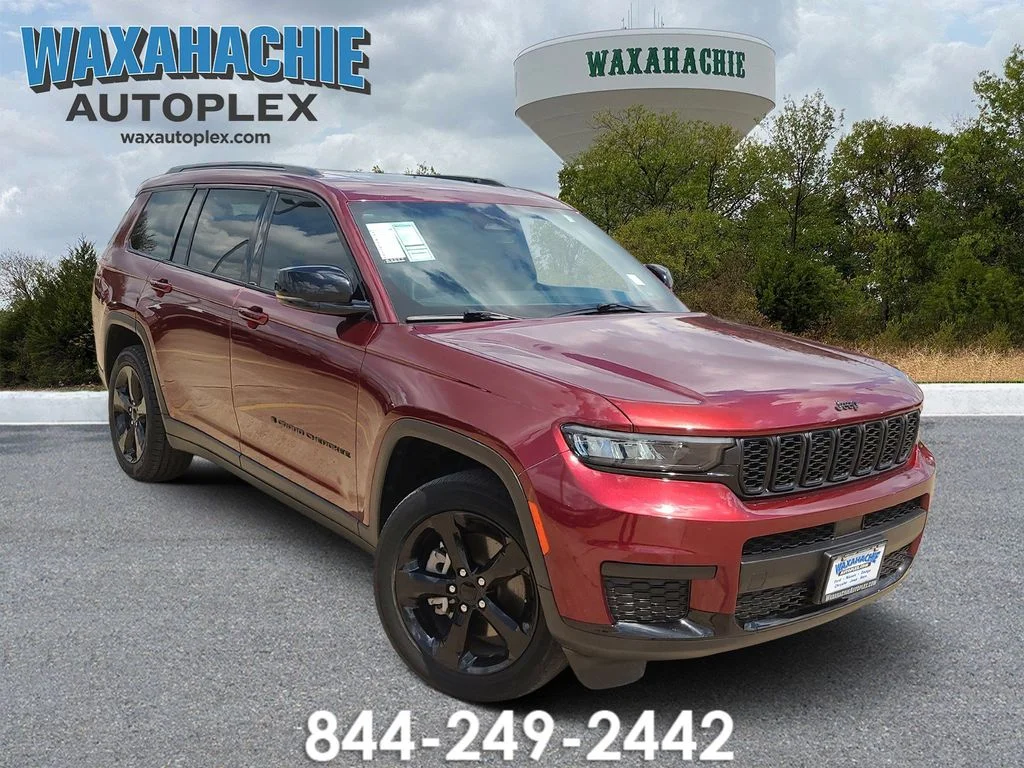 Used 2023 Red Jeep Altitude image 1