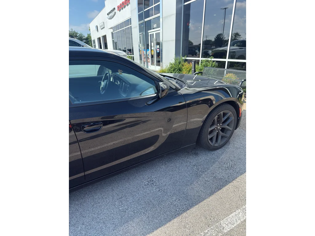 Used 2022 Pitch Black Clearcoat Dodge SXT image 6