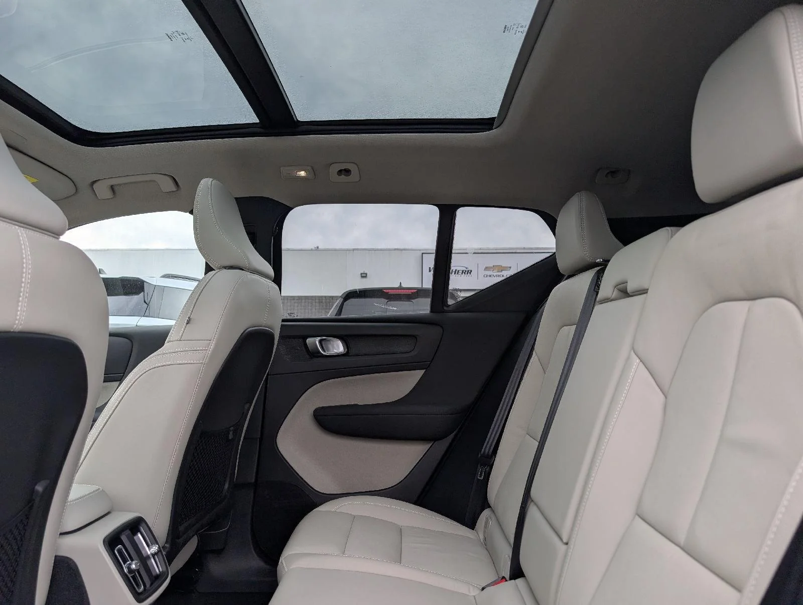 Used 2023 Crystal White Metallic Volvo Plus Dark Theme image 10