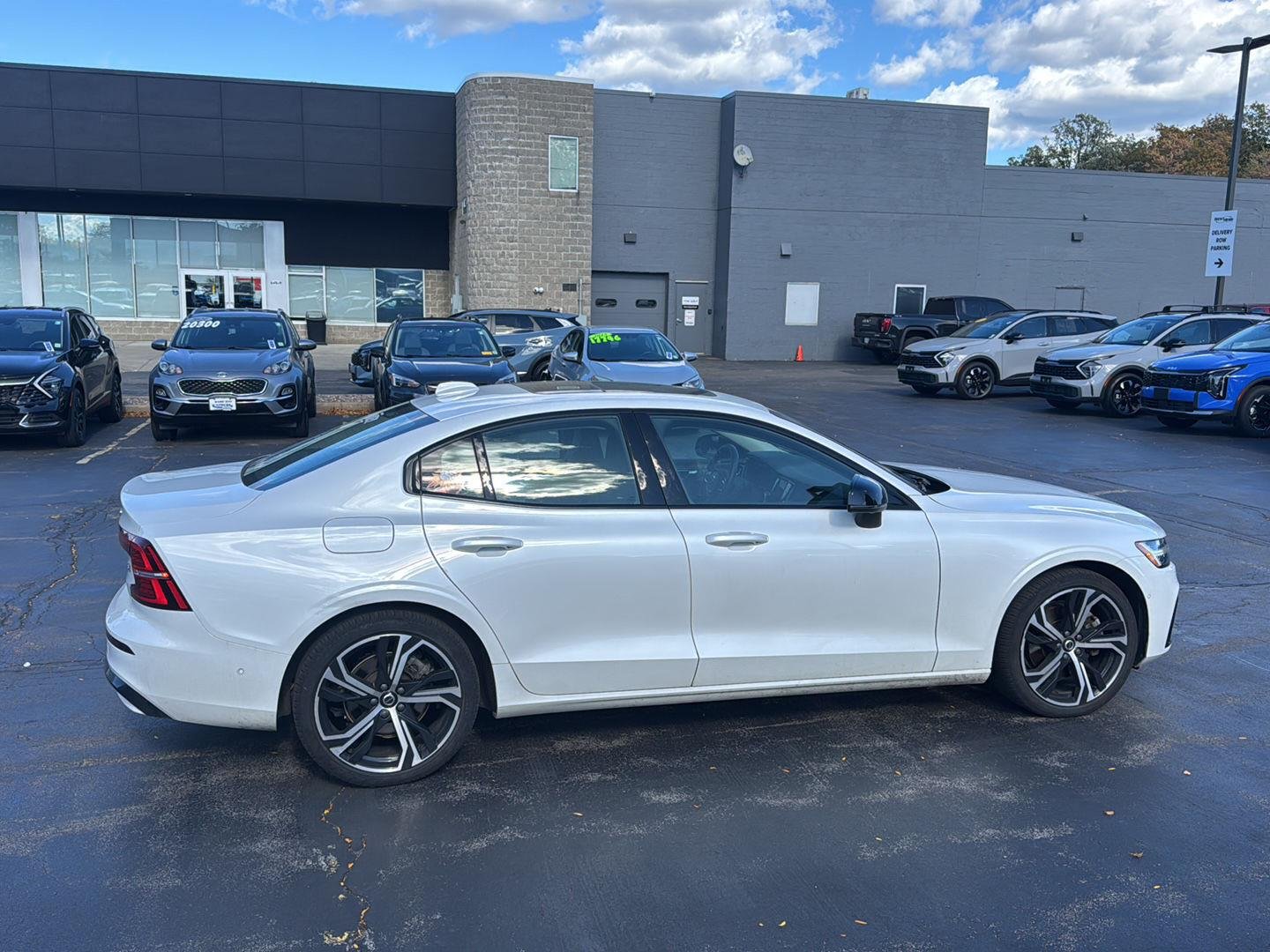 Used 2024 Crystal White Metallic Volvo Plus Dark Theme image 10