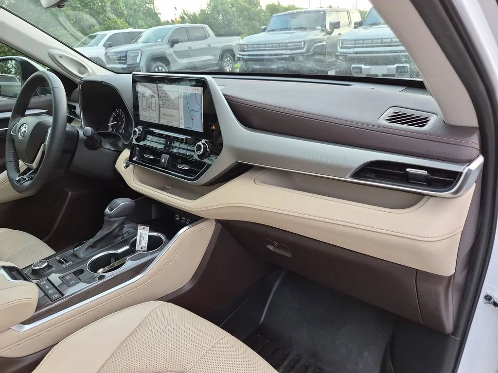 Used 2022  Toyota Platinum image 39