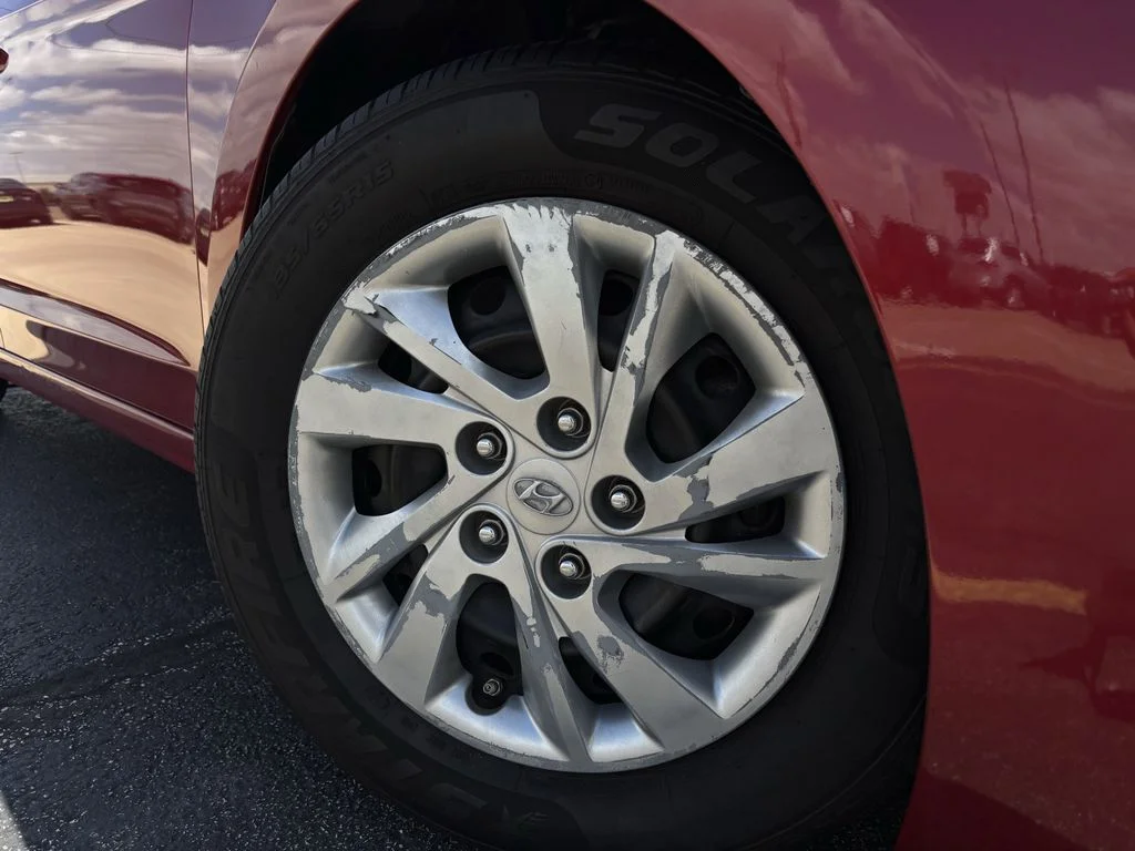 Used 2020 Red Hyundai SE image 17