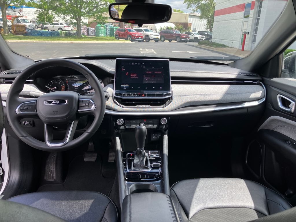Used 2024 White/off-white Jeep Latitude image 14