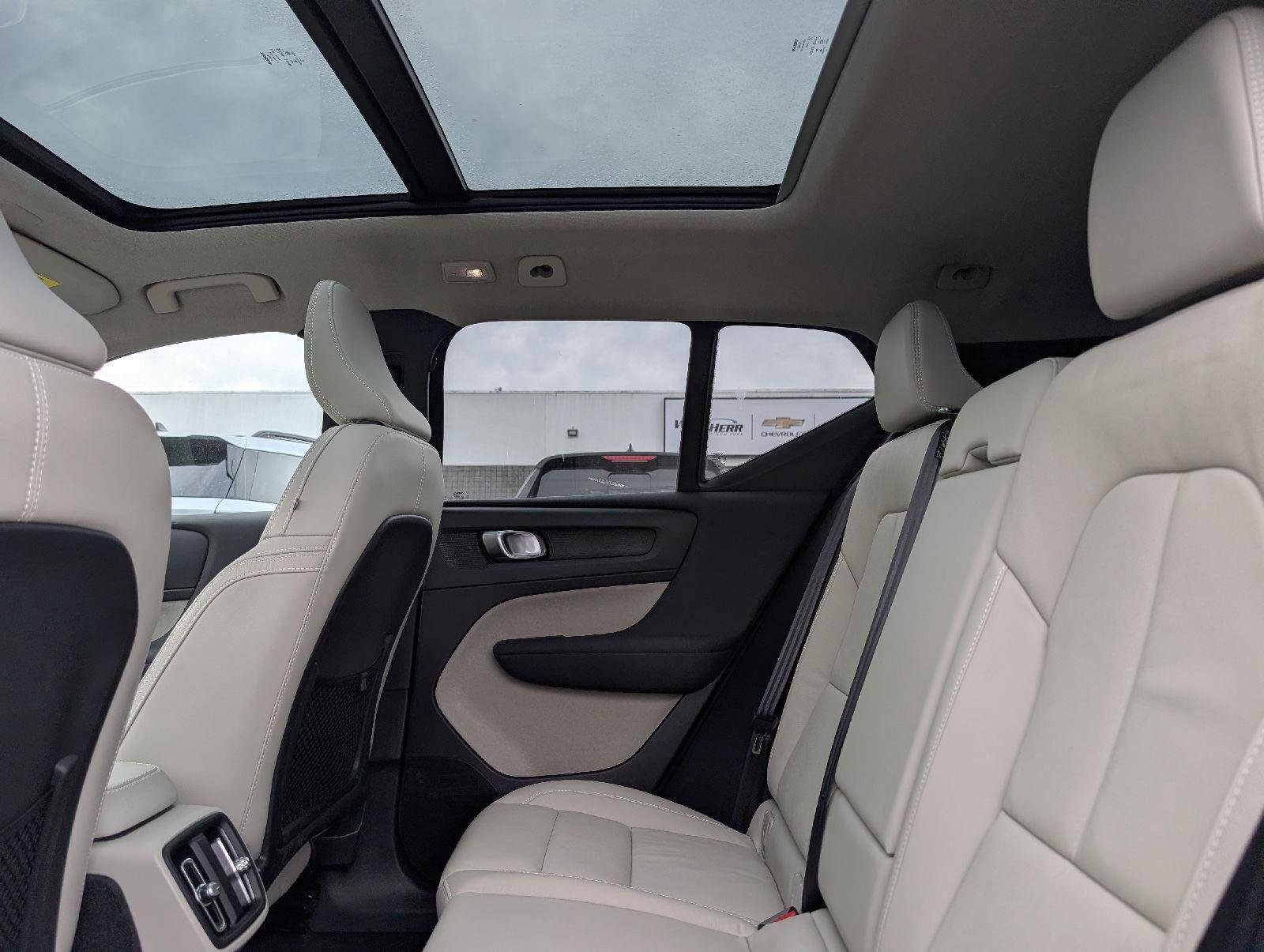 Used 2023 Crystal White Metallic Volvo Plus Dark Theme image 10