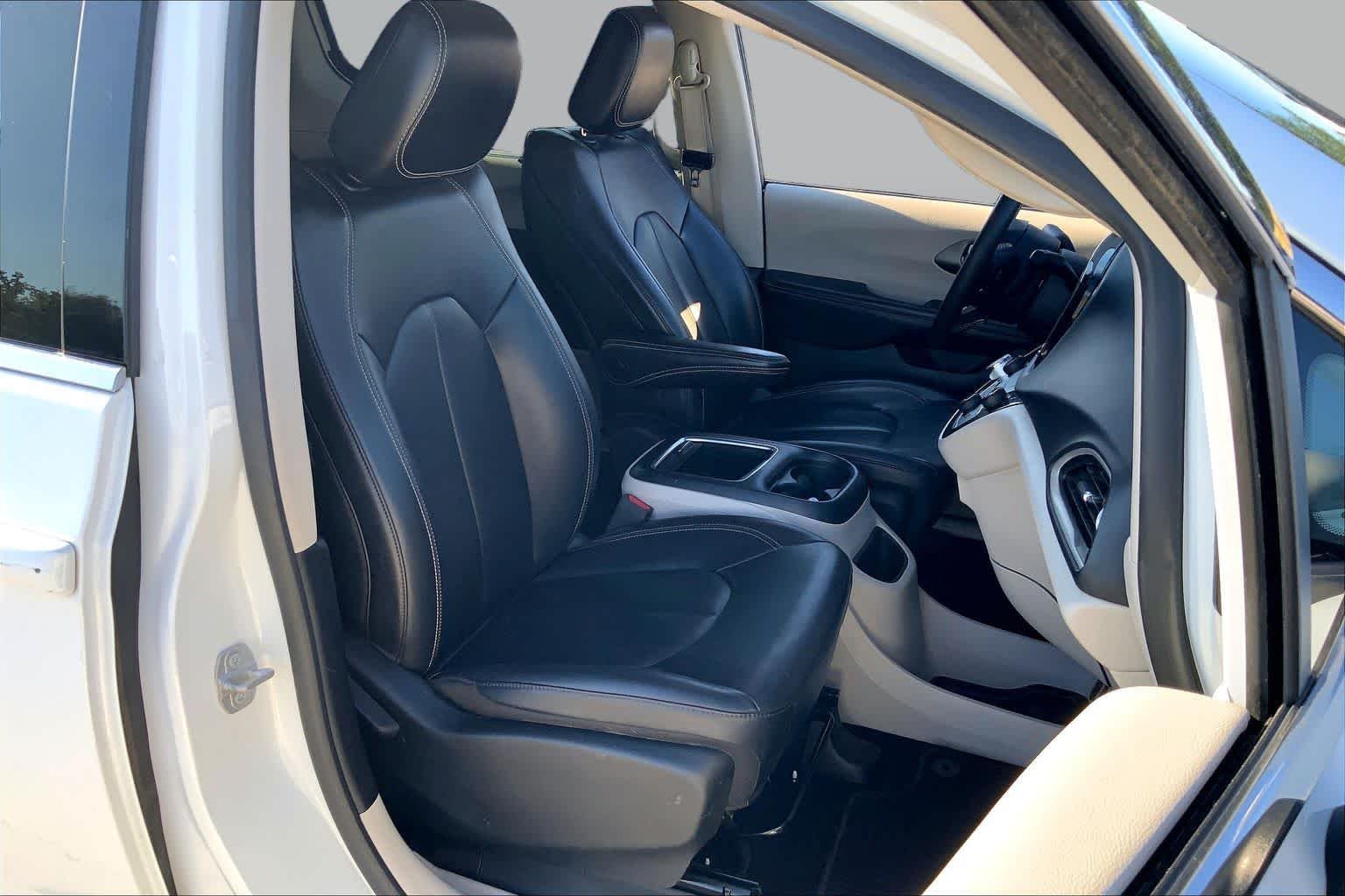 Used 2023 Bright White Clearcoat Chrysler Touring L image 9