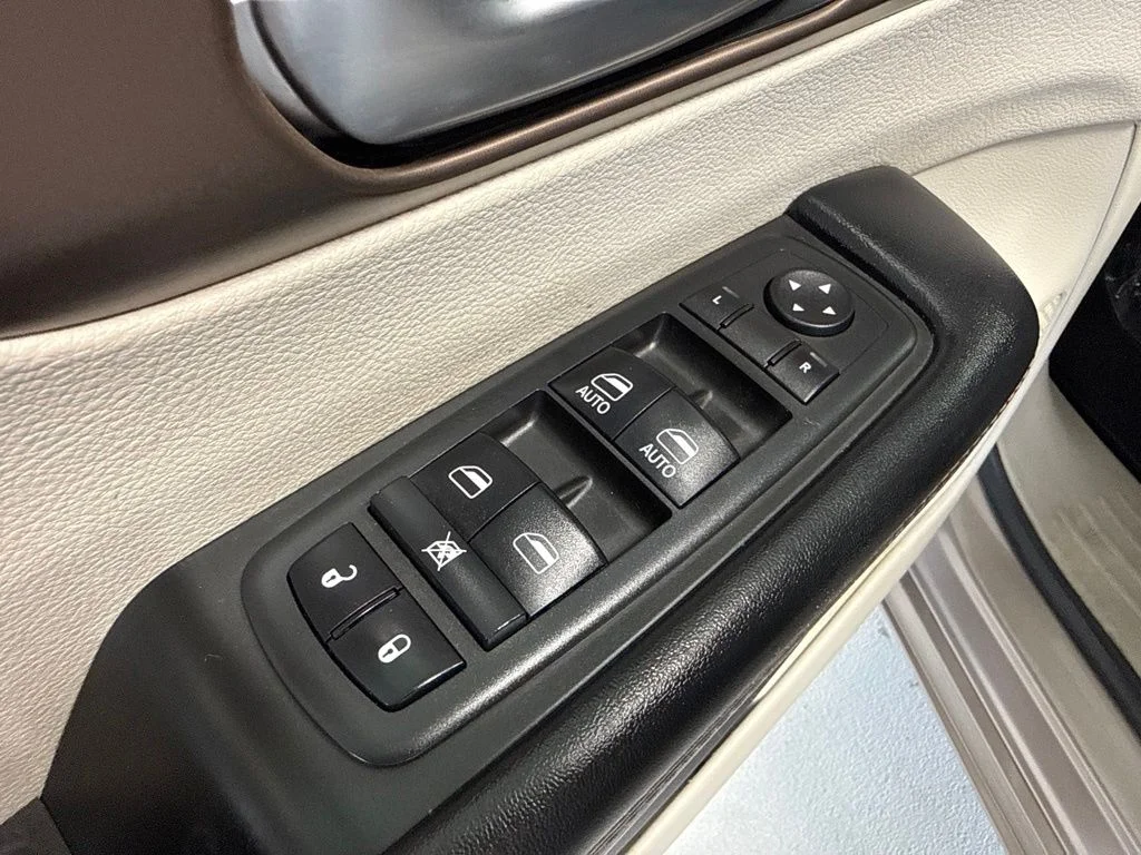 Used 2017 Gray Chrysler Touring L image 13