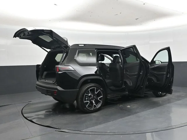New 2026 Diamond Black Crystal Pearl-Coat Exterior Paint Jeep Overland image 49