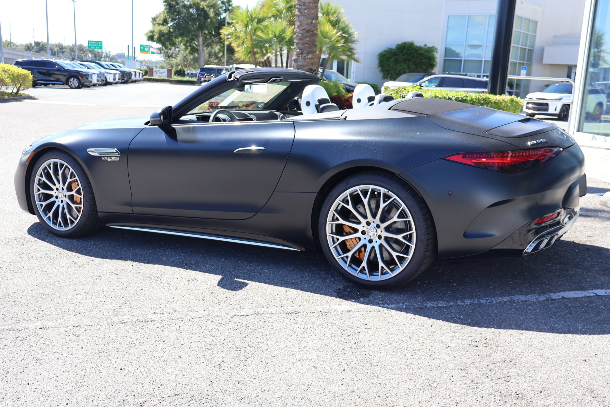 New 2026 MANUFAKTUR Night Black Magno Mercedes-Benz AMG® SL 63 S E Performance image 5