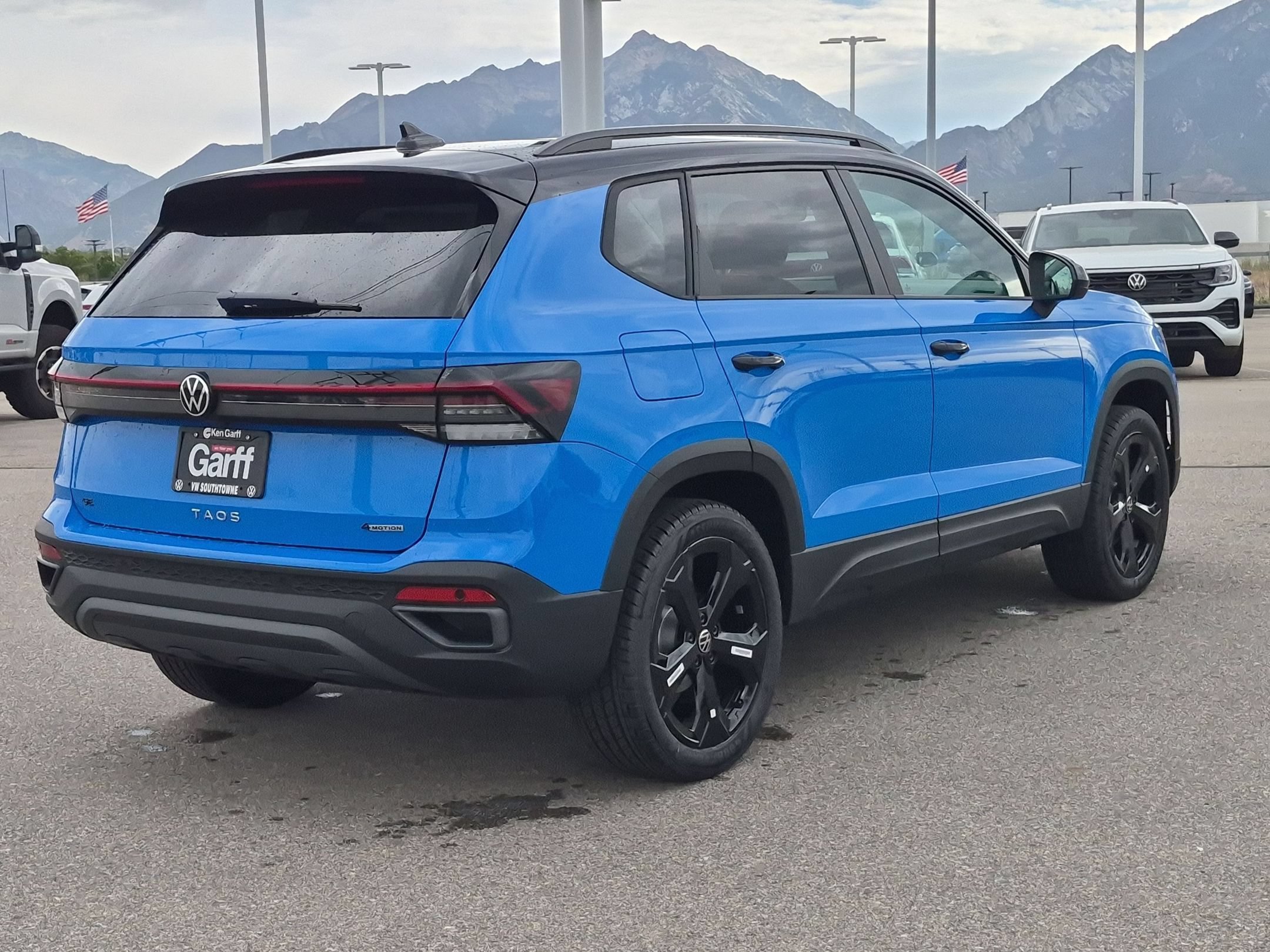 New 2026 Cornflower Blue w/Deep Black Roof Volkswagen SE Black image 3