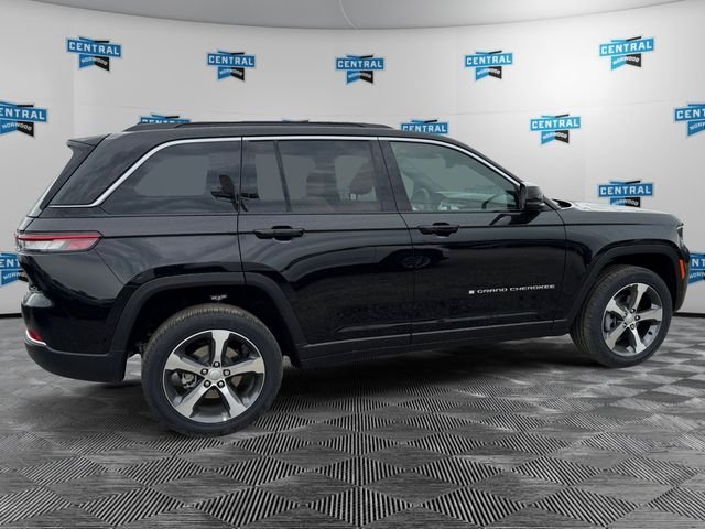 New 2026 Diamond Black Crystal Pearl-Coat Exterior Paint Jeep Limited image 6