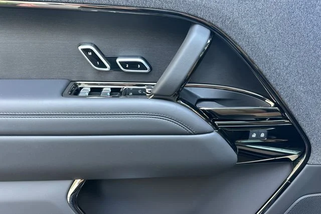 New 2026 Santorini Black Land Rover Dynamic SE image 10
