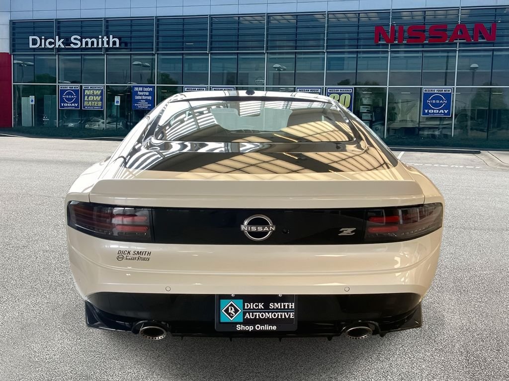New 2026 Pearl White TriCoat / Super Black Two-tone Nissan Performance image 5
