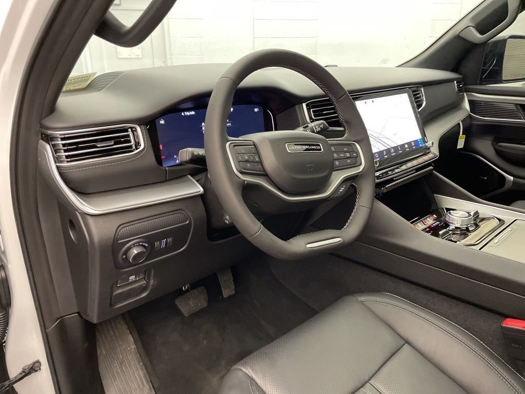 New 2026 Bright White Clear-Coat Exterior Paint Jeep Limited Reserve image 19