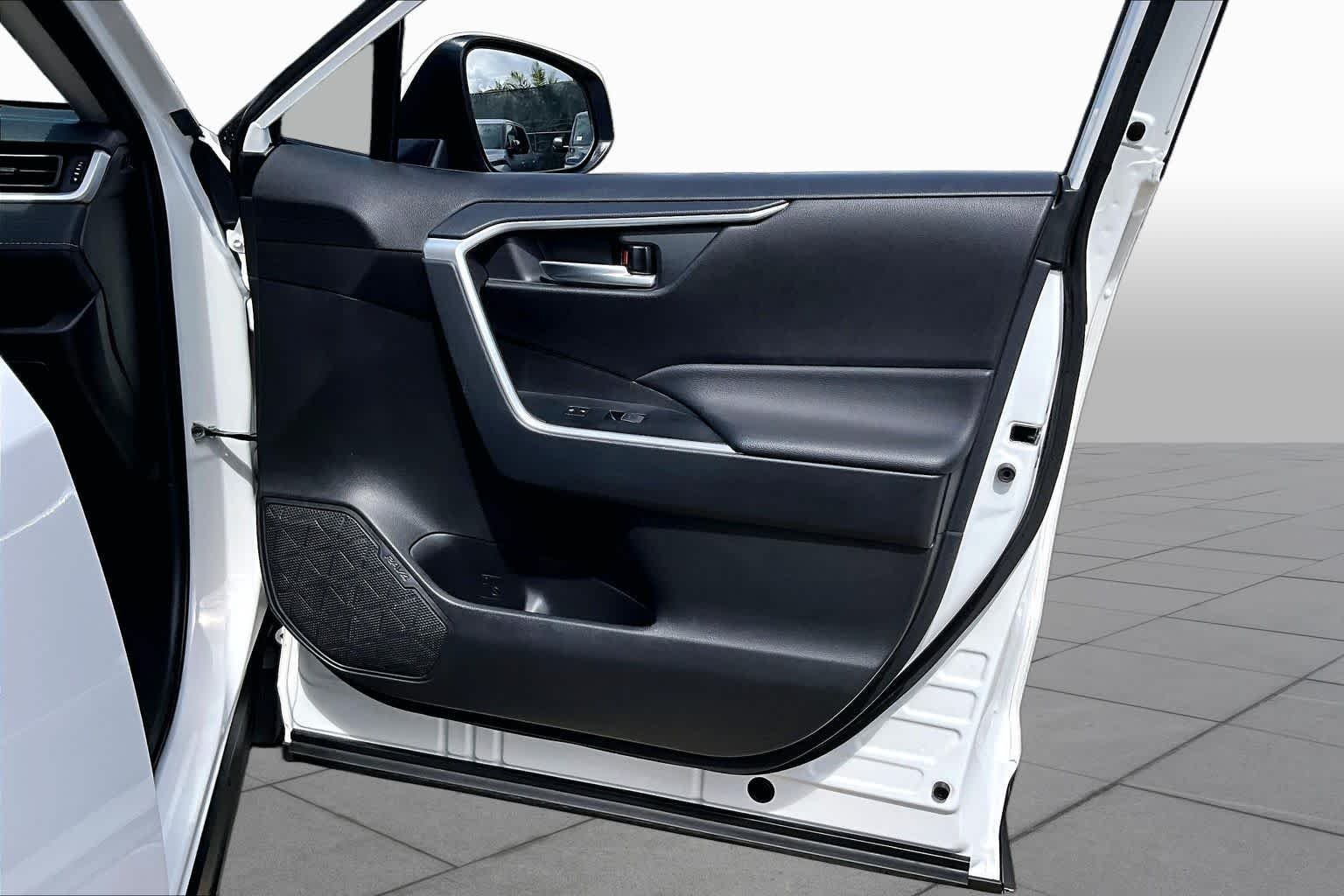Used 2025 Ice Cap Toyota XLE image 23