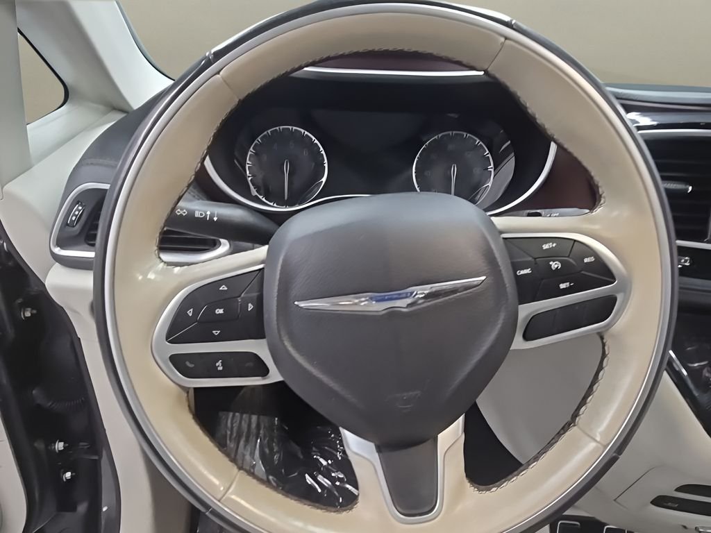 Used 2018 Gray Chrysler Limited image 25